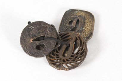Japon, lot de 5 tsubas en fer et bronze
D:...