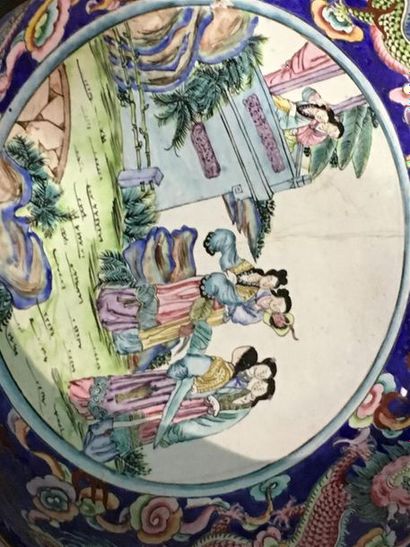 Chine, Grande coupe en émail de Canton bassin...