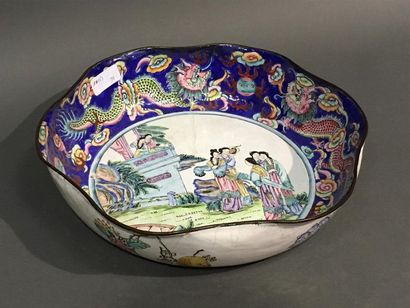Chine, Grande coupe en émail de Canton bassin...