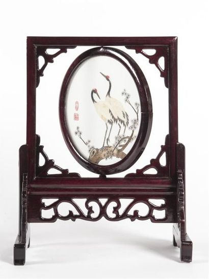 Chine, Ecran de lettré brodé dans un cadre...