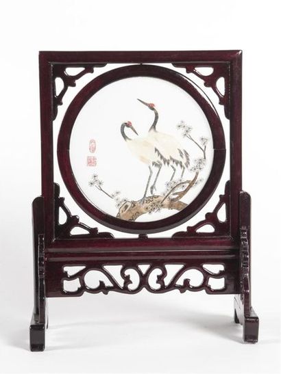 Chine, Ecran de lettré brodé dans un cadre...