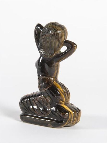 Balinaise sculptée dans un 