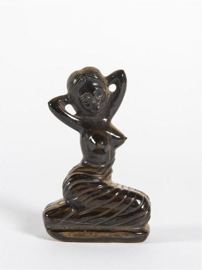 Balinaise sculptée dans un 