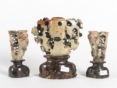 Paire de vases brule parfum en stéatite à...