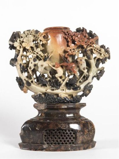 Paire de vases brule parfum en stéatite à...