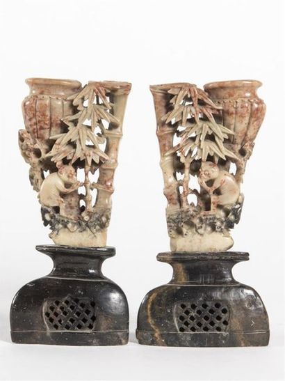 Paire de vases brule parfum en stéatite à...