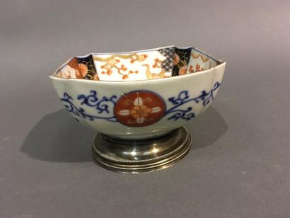 Japon, Imari, coupe en porcelaine monture...
