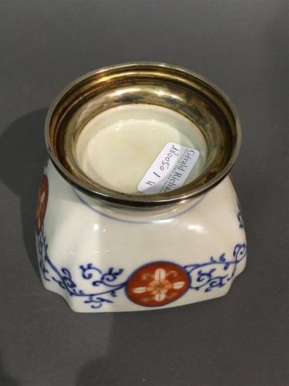 Japon, Imari, coupe en porcelaine monture...