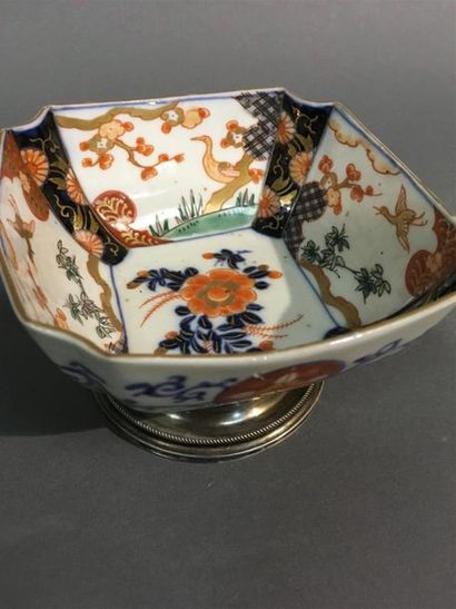 Japon, Imari, coupe en porcelaine monture...