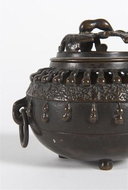 Chine, brûle-parfum en bronze à décor de...