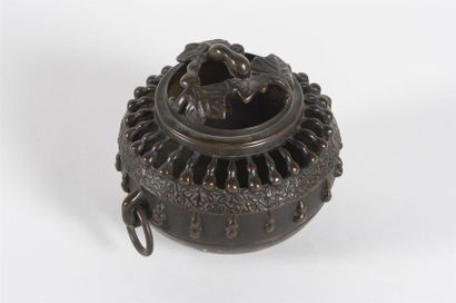 Chine, brûle-parfum en bronze à décor de...