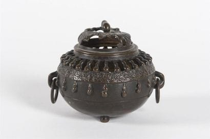 Chine, brûle-parfum en bronze à décor de...