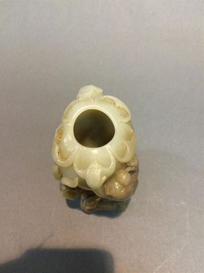 Chine, petit vase en pierre jade sculpté...