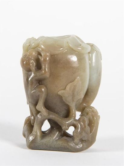 Chine, petit vase en pierre jade sculpté...