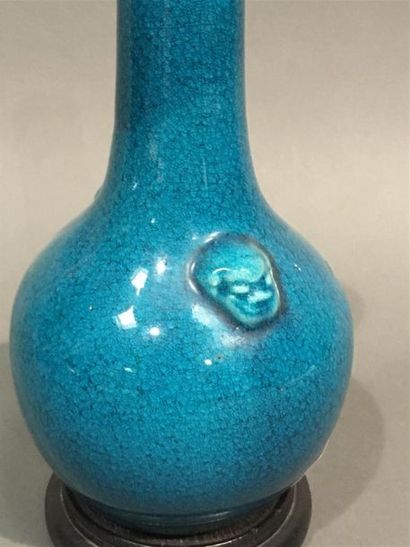 Chine, vase en céramique monochrome bleu...