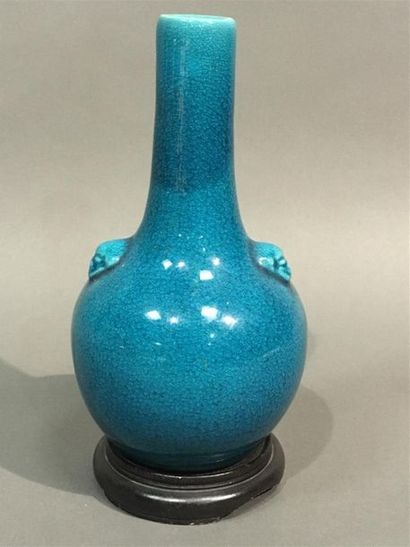 Chine, vase en céramique monochrome bleu...