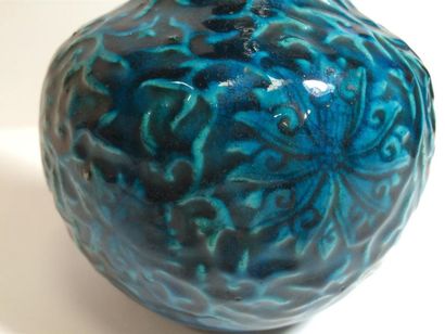 Vase bouteille en terre émaillée à décor...