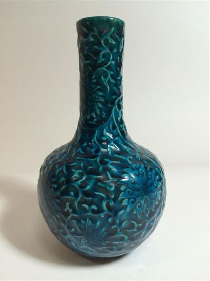 Vase bouteille en terre émaillée à décor...