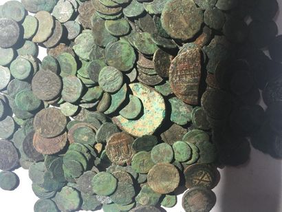 Lot d'environ 315 monnaies antiques en bronze...