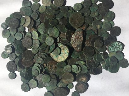 Lot d'environ 315 monnaies antiques en bronze...