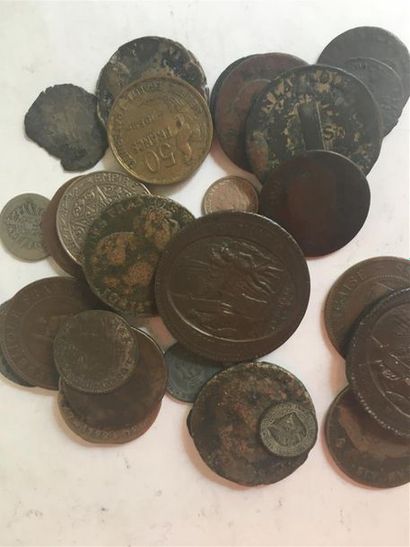 LOT DE 28 MONNAIES DIVERSES DONT DEUX MONNERON...