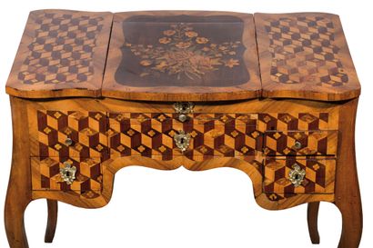 Coiffeuse en bois de placage et marqueterie...