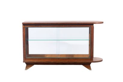 Vitrine en enfilade en bois naturel, la face...
