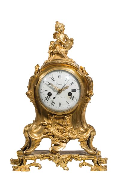 Pendule rocaille de forme mouvementée en...
