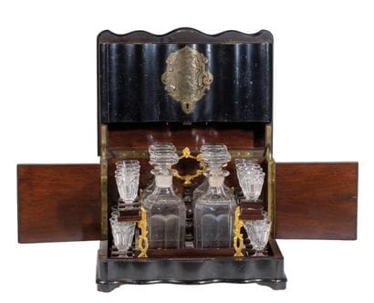 Coffret à liqueurs en bois noirci et marqueterie...