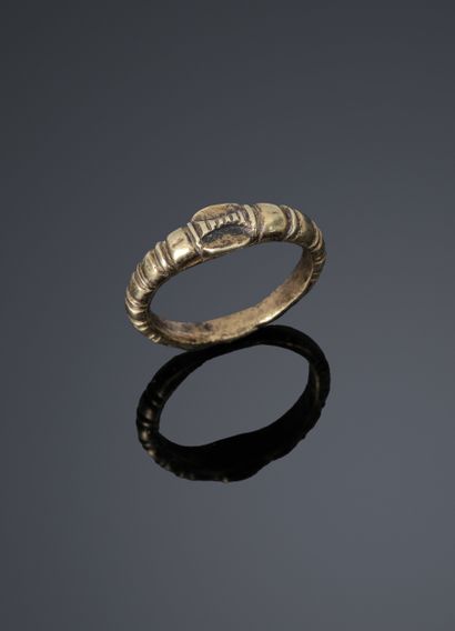 Bague en or jaune centrée d’un chaton ovale...