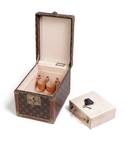 Louis VUITTON.
Vanity/Boite à flacons en...