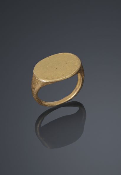 Bague en or jaune à large chaton ovale.
Asie...