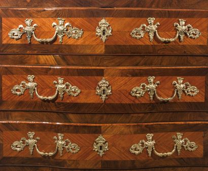 Commode en bois de rose et encadrements d’amarante,...