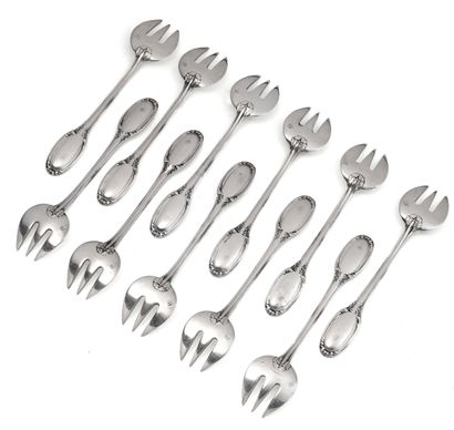 11 silver oyster forks, threaded design.
Weight...
