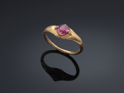 Bague en or jaune à chaton ovale sertie dans...