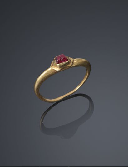 Bague en or jaune ovale sertie entre deux...