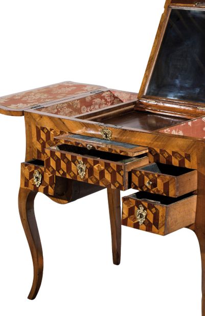 Coiffeuse en bois de placage et marqueterie...