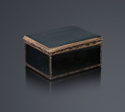 Snuffbox in yellow gold 750°/°° and heliotrope...