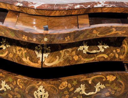 Commode formant coiffeuse à façade galbée,...