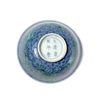 CHINE. Coupe en porcelaine à décor émaillé...