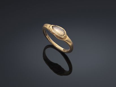 Bague en or jaune sertie d’un cabochon ovale...