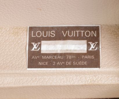 Louis VUITTON.
Vanity/Boite à flacons en...
