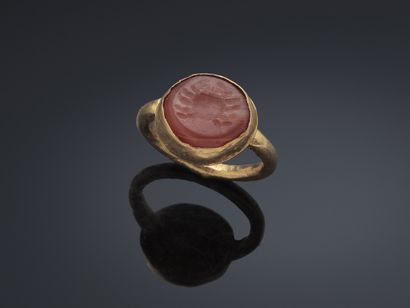 Bague en or jaune ornée d’un cabochon de...