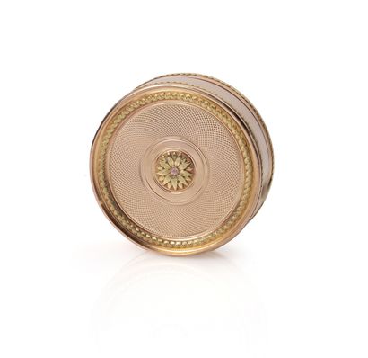 Bonbonnière or covered round box in yellow...