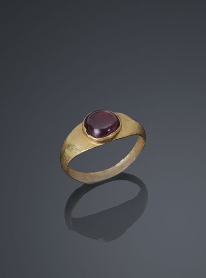 Bague en or jaune à chaton rond sertie d’un...