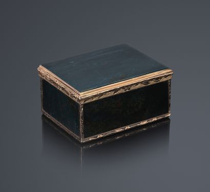Snuffbox in yellow gold 750°/°° and heliotrope...