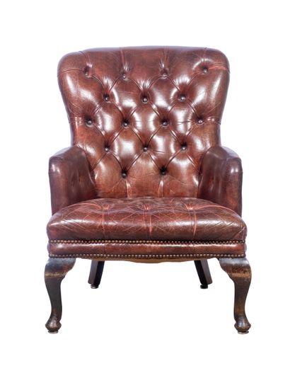 Fauteuil Chesterfield capitonné en cuir fauve....