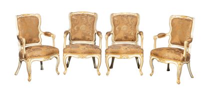 Suite de quatre fauteuils à dossiers en cabriolet,...