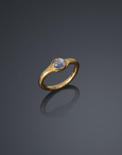 Bague en or jaune à chaton ovale sertie par...