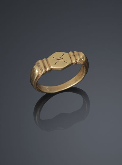Bague étrier en or jaune à chaton hexagonale...